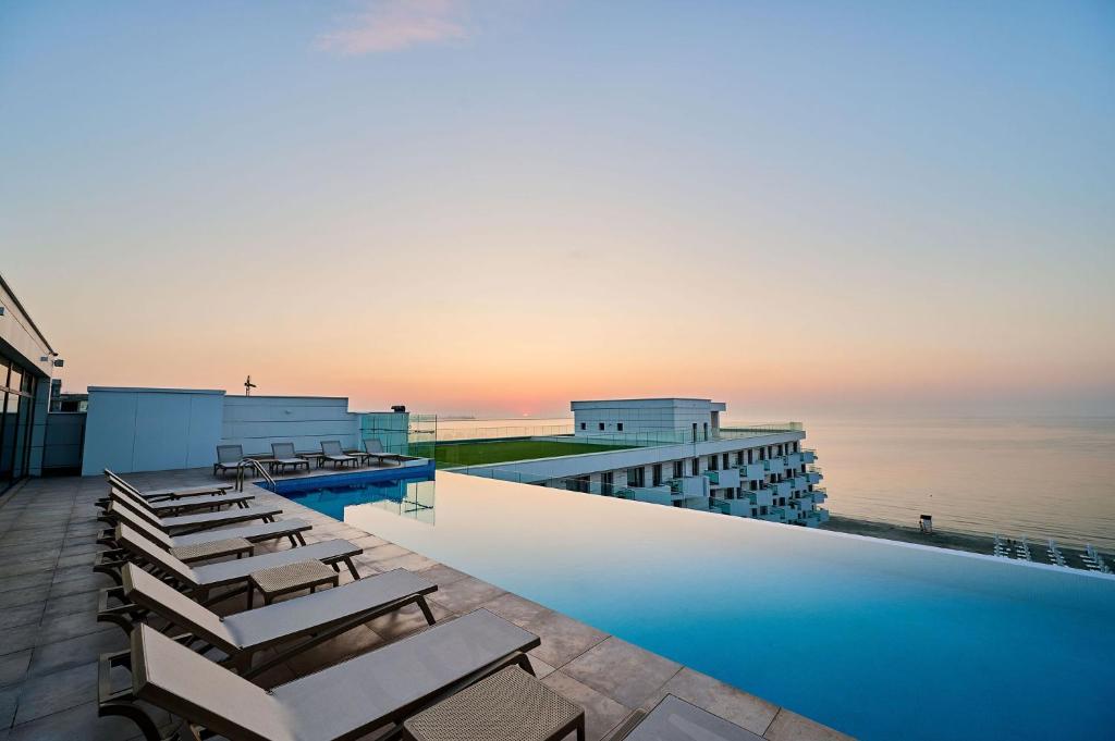 SeaScape Apartment in Infinity Beach Resort - parking — photo 1