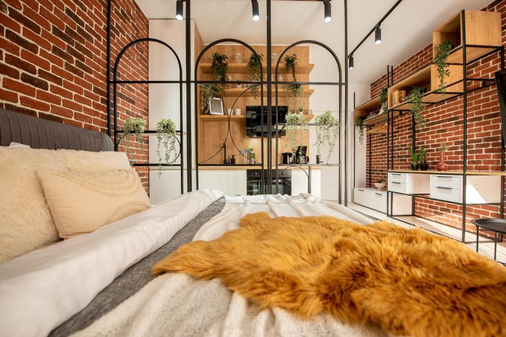 The White Queen - Amazing Central Studio with Dambovita View photo 2