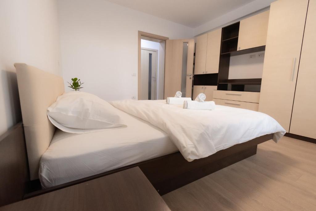 The Mews - Central Apartment near AFI Mall photo 2