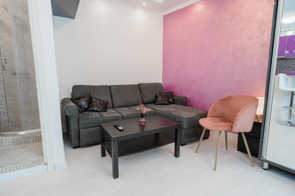 Ultra Central White & Lila Studio — photo 1