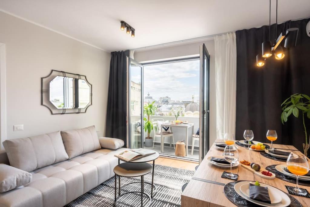 Stunning Views 2BR Midtown Flat - Charming Balcony — photo 1
