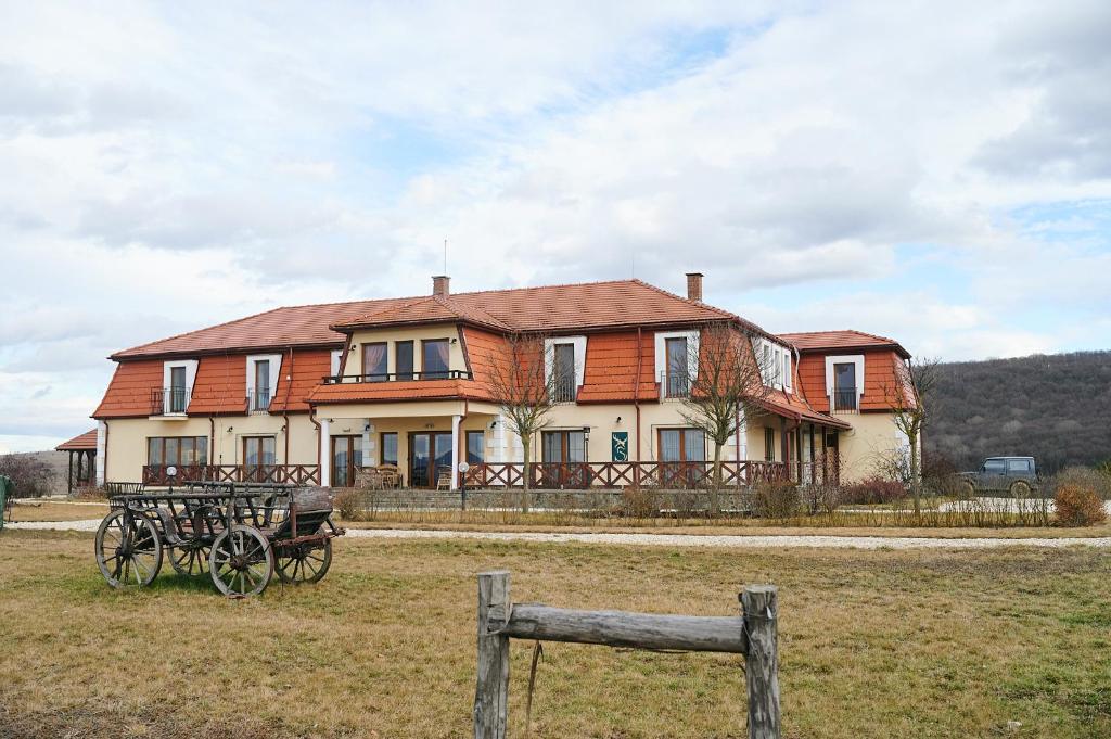 Saciova Hills photo 3