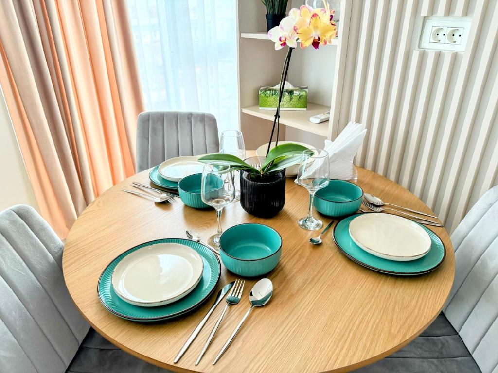 Stylish Apartment Getaway with self check-in and free parking lot — photo 1