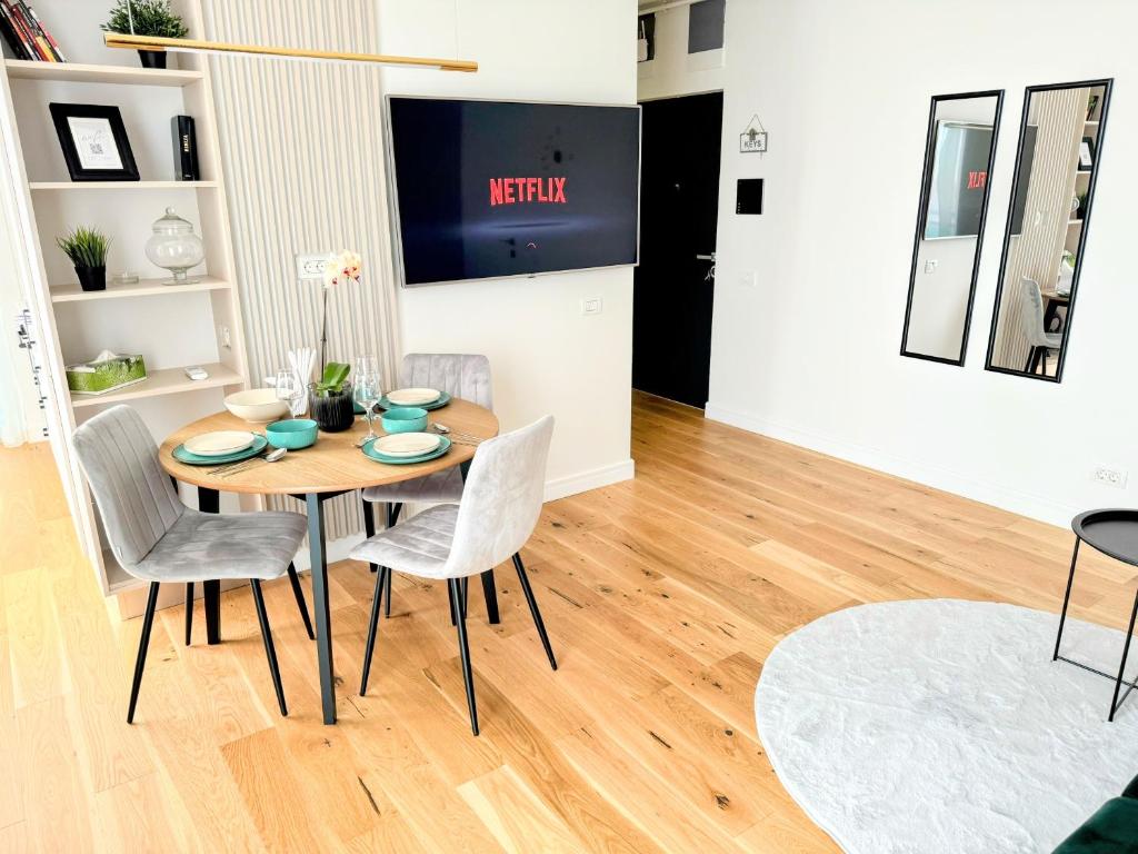 Stylish Apartment Getaway with self check-in and free parking lot photo 2