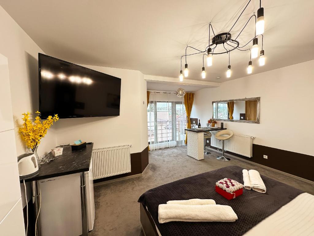 The Royal - Studio with Balcony & Panoramic View photo 3