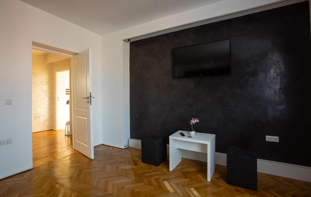 White Spacious Apartment photo 2