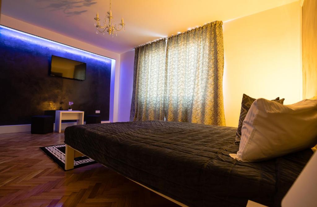 White Spacious Apartment photo 3