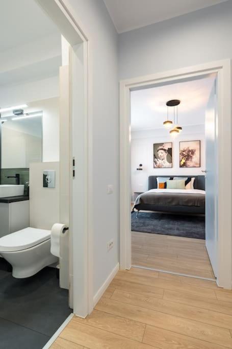 Sunny 4BR Flat - Top Location - Charming Balcony photo 3
