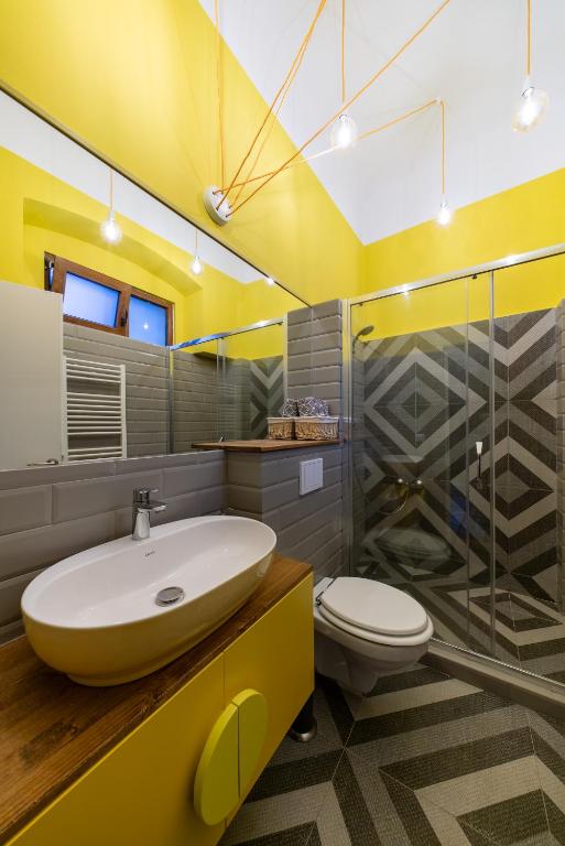 The yellow umbrella studio photo 3