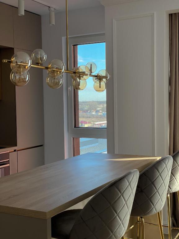 Selling Sunset Apartments photo 2