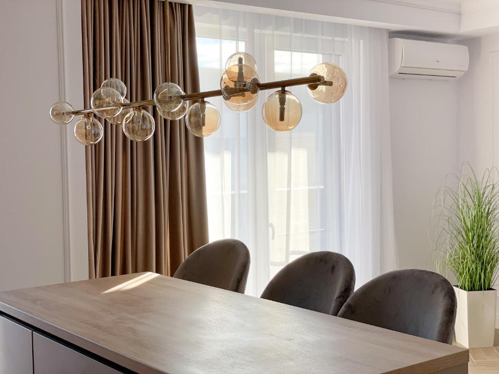 Selling Sunset Apartments photo 3