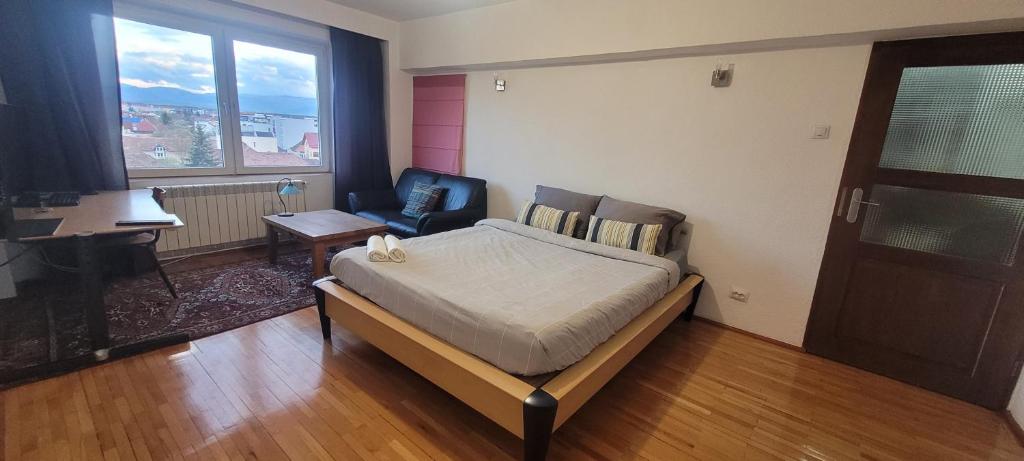 Spacious central apartment with city views — photo 1