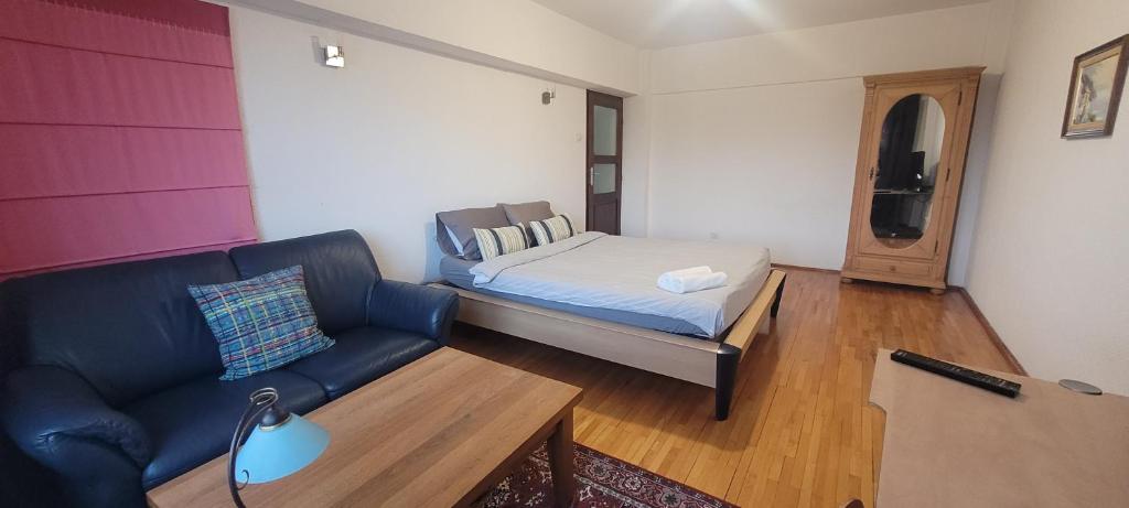 Spacious central apartment with city views photo 2