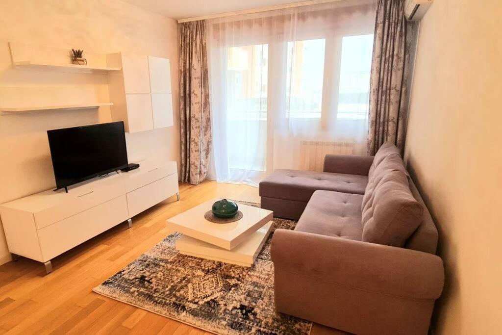 Stylish New Belgrade apt parking 5e per day — photo 1