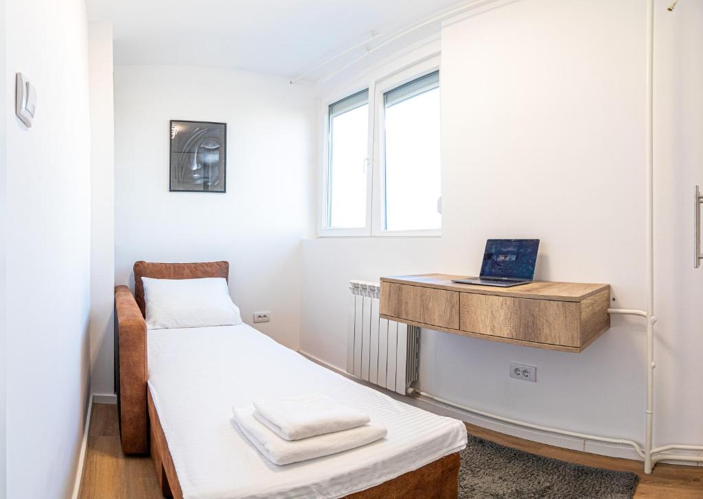 Sunny balcony apartment quiet area free parking New Belgrade photo 2