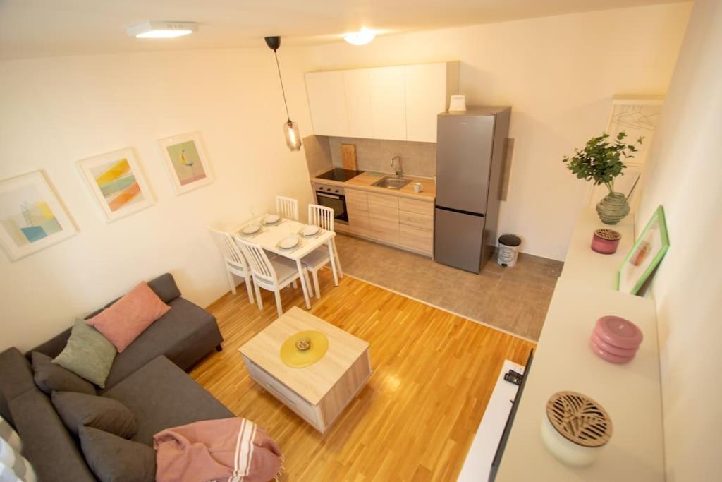 WHITE FIELDS-Central 2-bdrm apartment with parking — photo 1