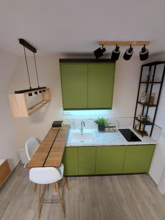 Sunny Woods Apartment photo 3