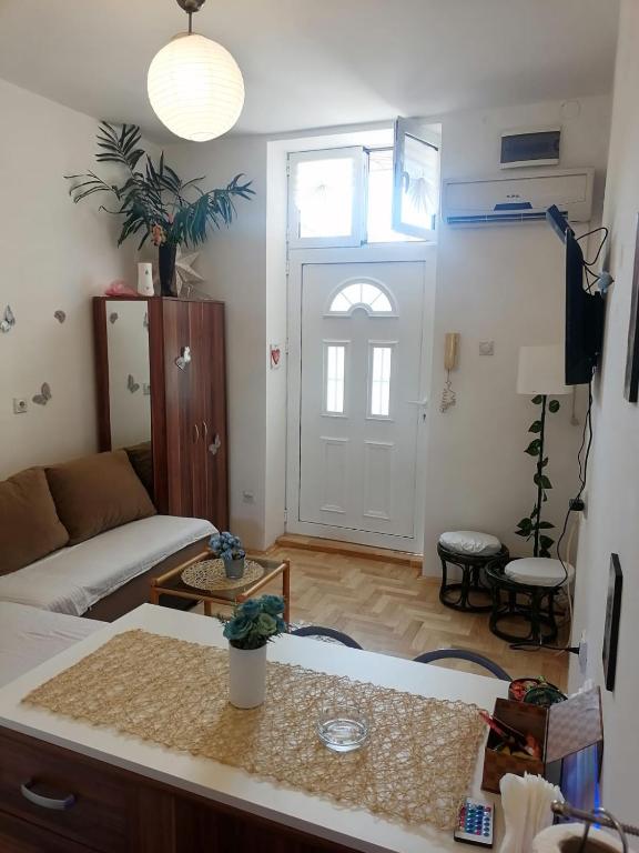 Small low cost studio photo 2