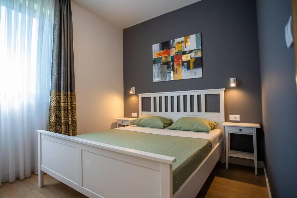 The boy next door apartment photo 2