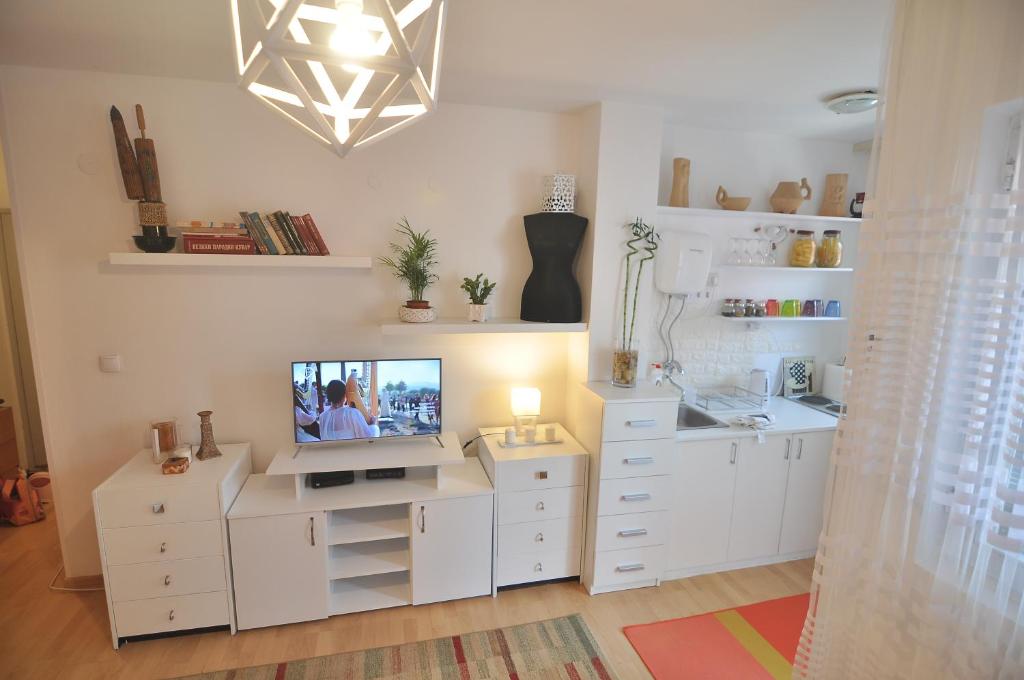 Charming studio near downtown — photo 1