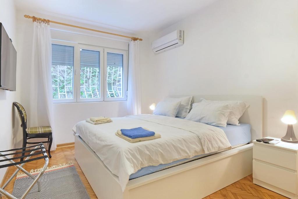The 7 Apartment - Modern Flat with Terrace near Parliament photo 2
