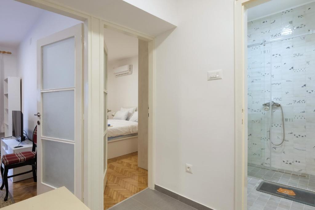 The 7 Apartment - Modern Flat with Terrace near Parliament photo 3