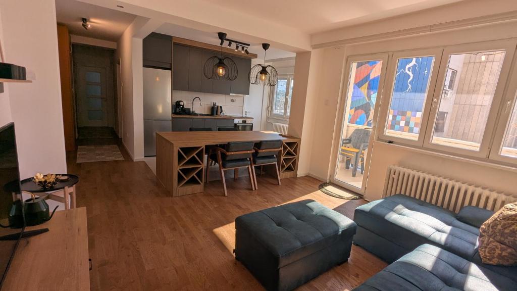 Tesla Time MachiNS 2bedrooms & Living Room photo 2
