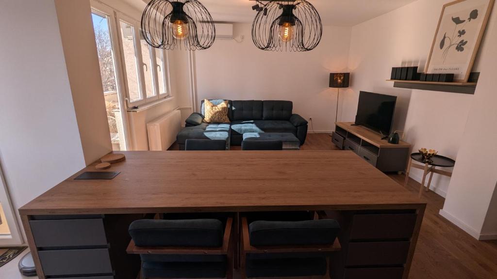 Tesla Time MachiNS 2bedrooms & Living Room photo 3