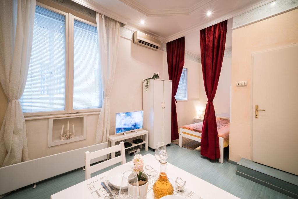 White Pearl Apartment photo 2