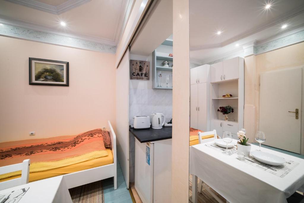 White Pearl Apartment photo 3