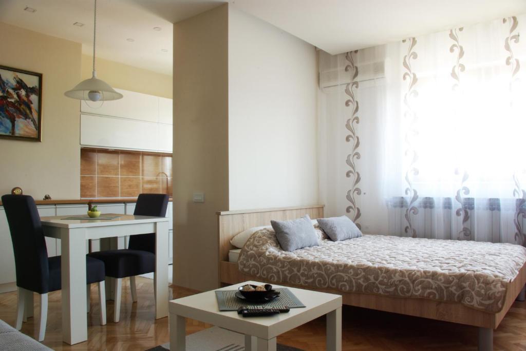 Square Studio Apartment photo 2