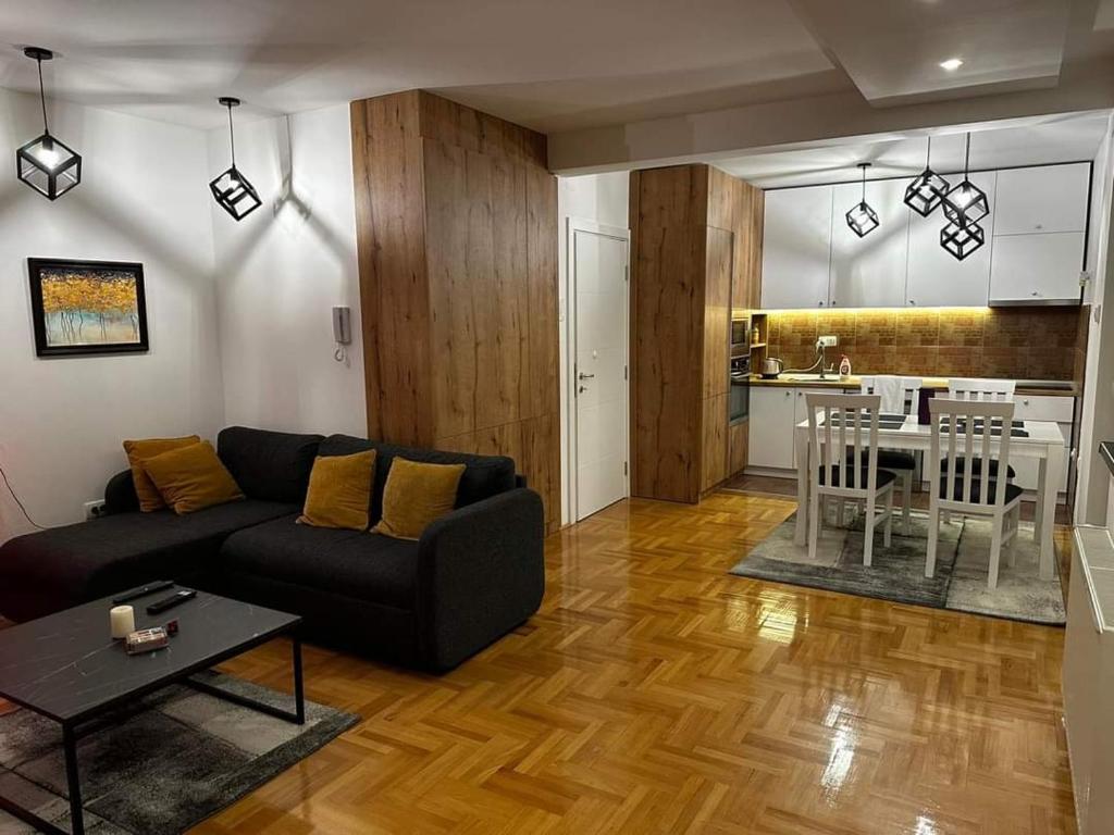 Riverside apartment with private parking photo 2
