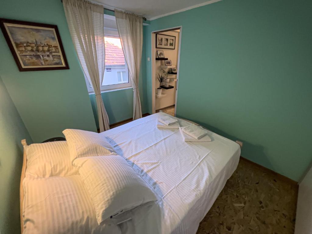 White Bear 1663 Zemun Oldest House Apartment — photo 1