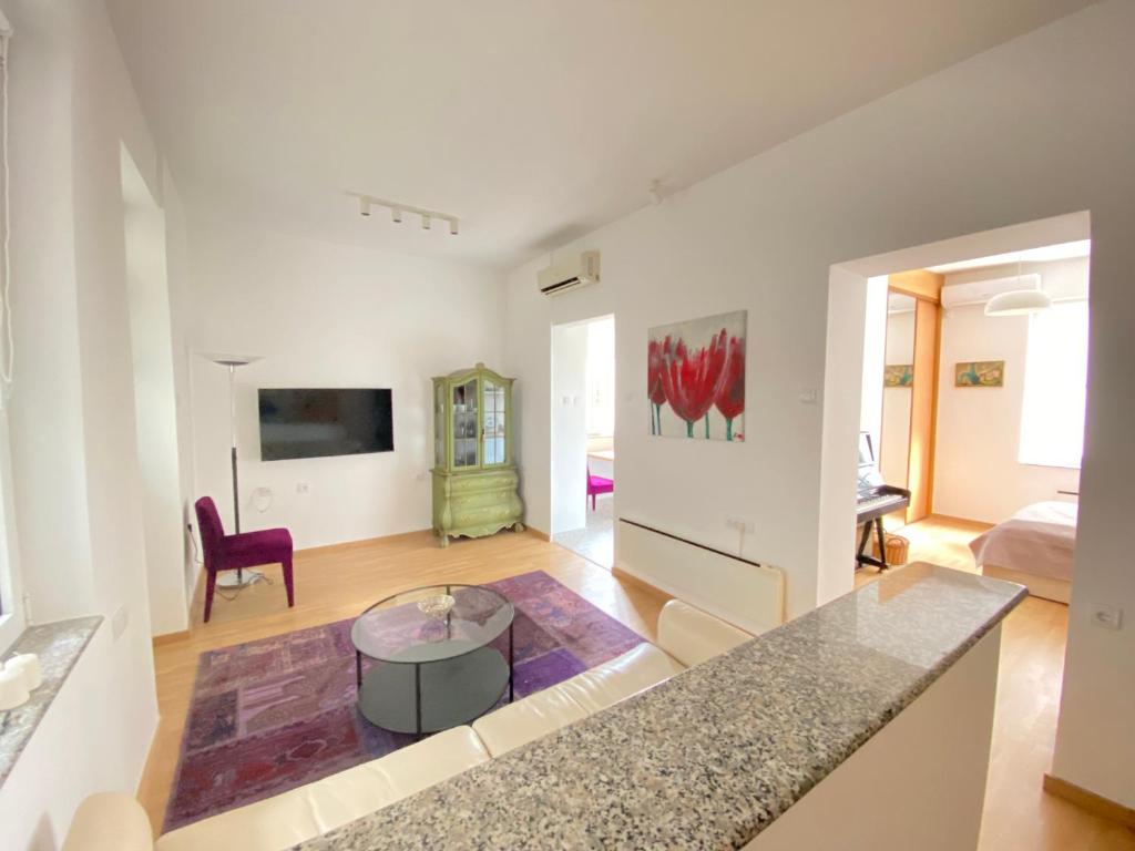 City center salon-style apartment free parking — photo 1