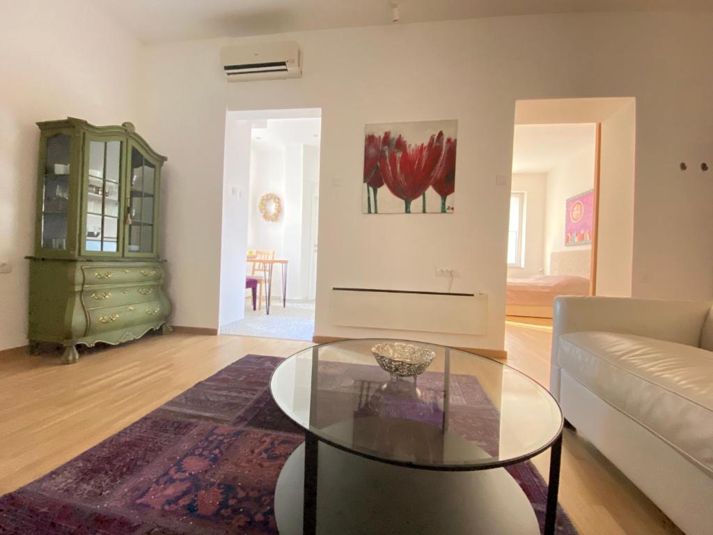 City center salon-style apartment free parking photo 2