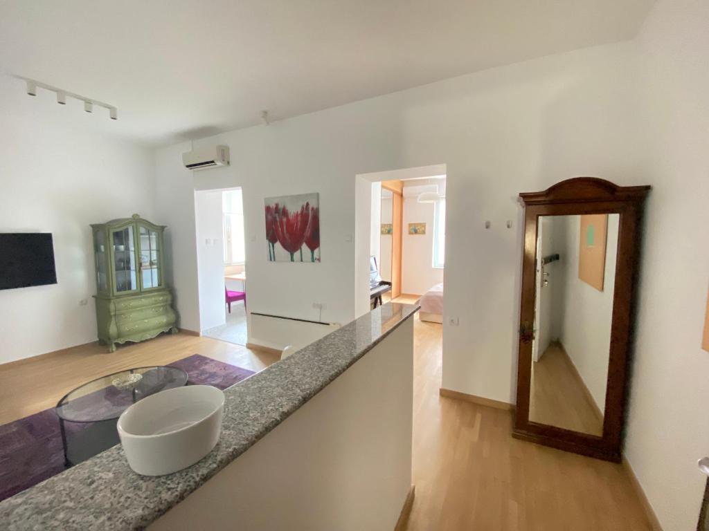 City center salon-style apartment free parking photo 3