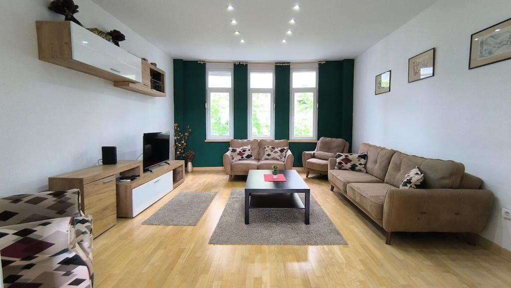 12 Beds 4 Baths 2 Renovated Apts 2nd & 3rd Flr