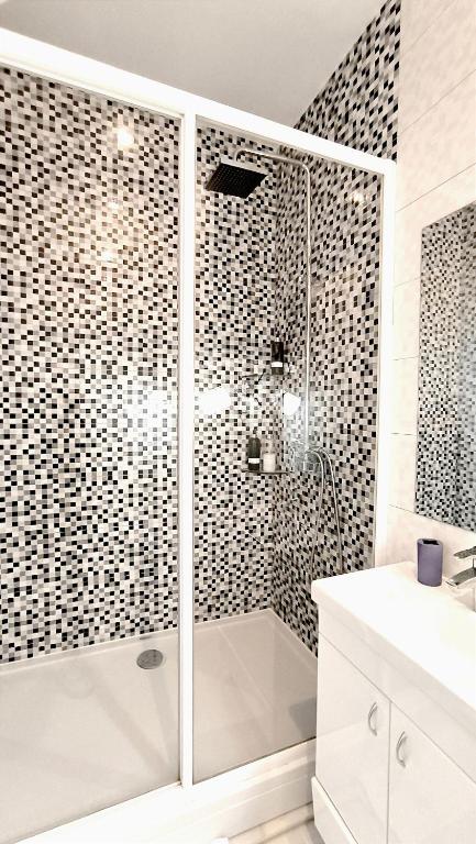 12 Beds 4 Baths 2 Renovated Apts 2nd & 3rd Flr photo 3