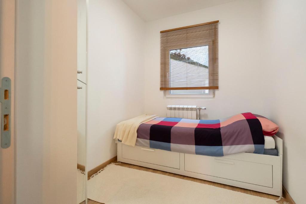 1-bedroom apartment near airport photo 2