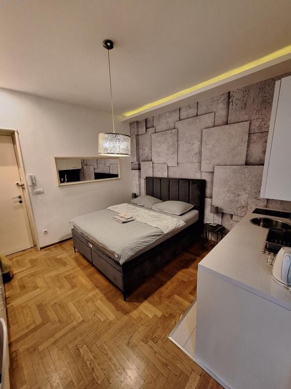 SQUARE M. photo 2