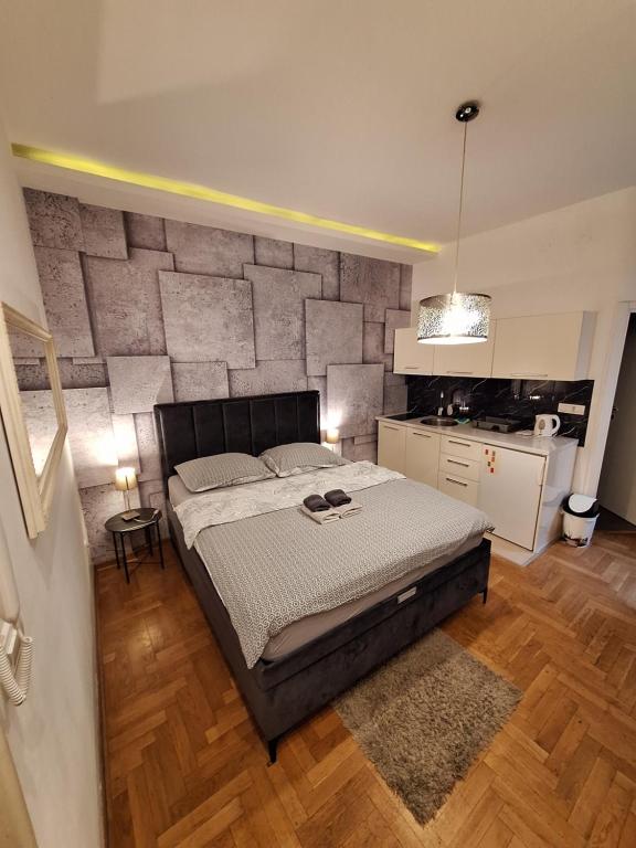 SQUARE M. photo 3