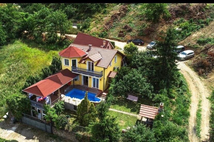 Yellow house — photo 1