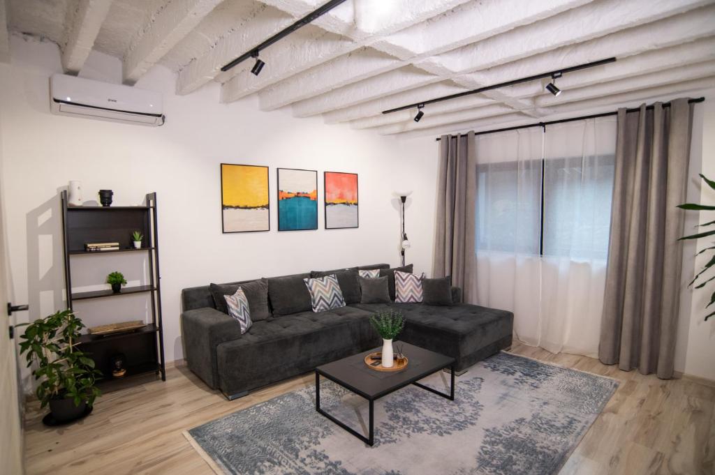 Style and Shine Sunrise Apartment — photo 1