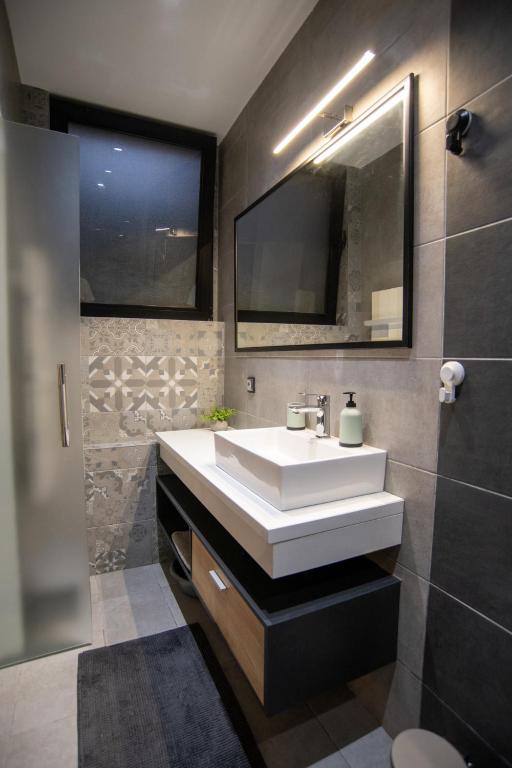 Style and Shine Sunrise Apartment photo 3