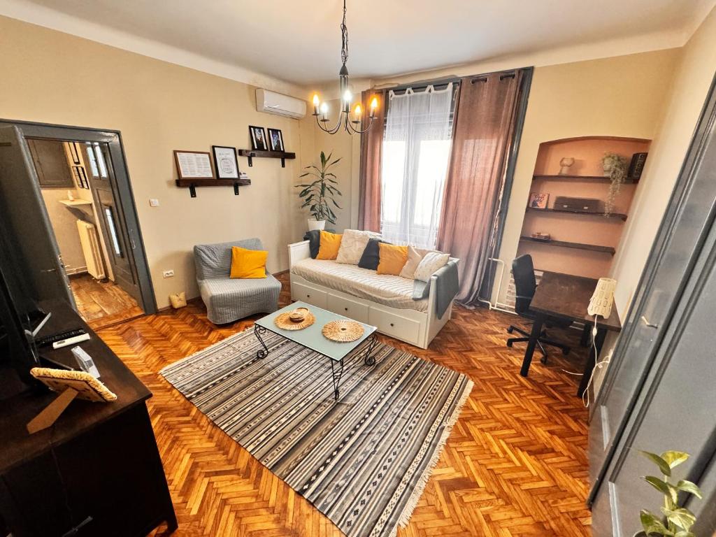 Cozy Pet-Friendly House with Private Yard - Peaceful Stay near Center photo 3