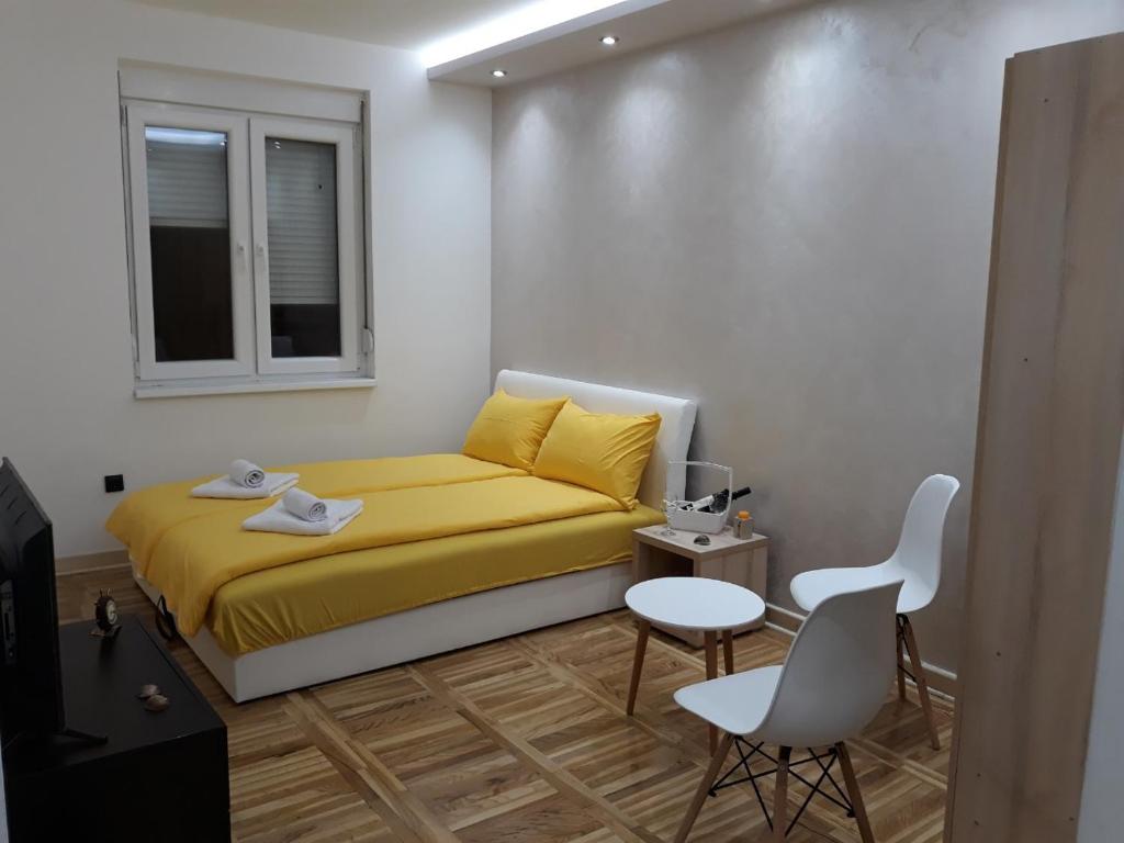 Sweet Yellow Apartment photo 2