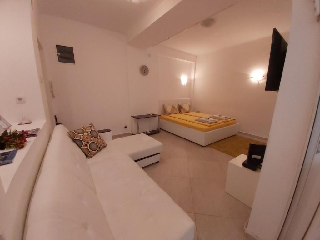 White Pearl photo 3