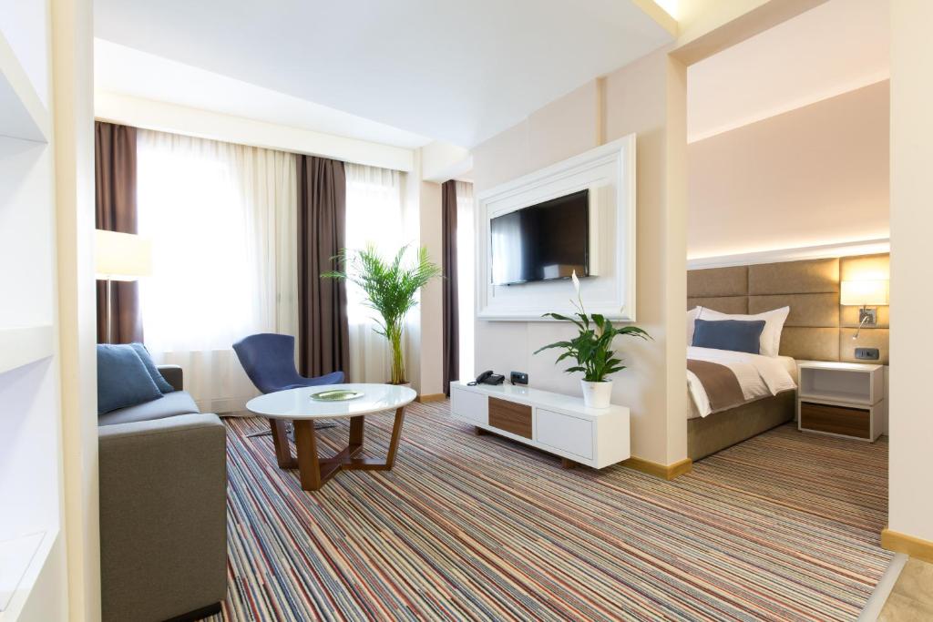 Hotel TESLA - Smart Stay Garni photo 2