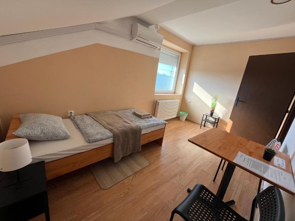 Rooms with private Bathroom & Free Parking ''Sobe Zoka photo 2