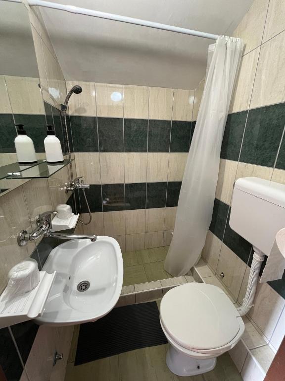 Rooms with private Bathroom & Free Parking ''Sobe Zoka photo 3